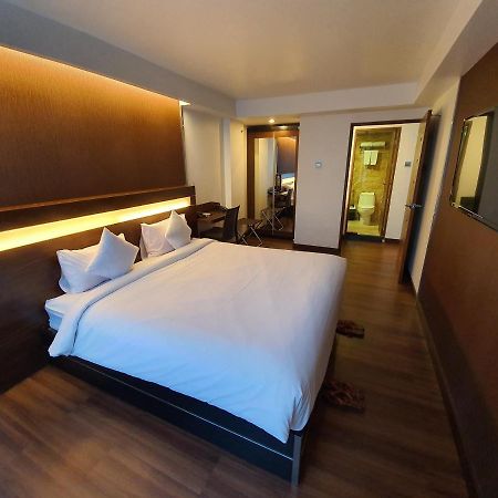 Clover Suites Royal Lake Rangun Zewnętrze zdjęcie