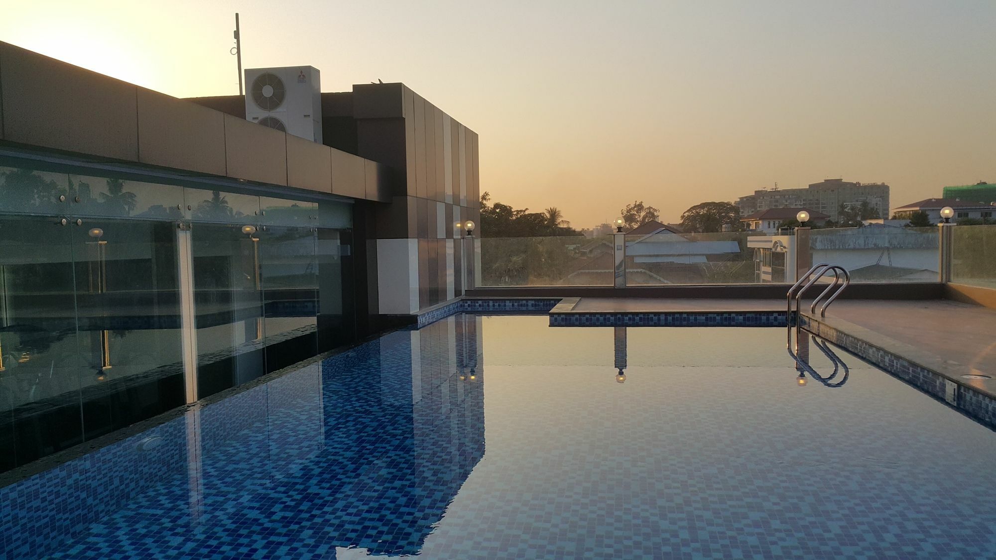 Clover Suites Royal Lake Rangun Zewnętrze zdjęcie