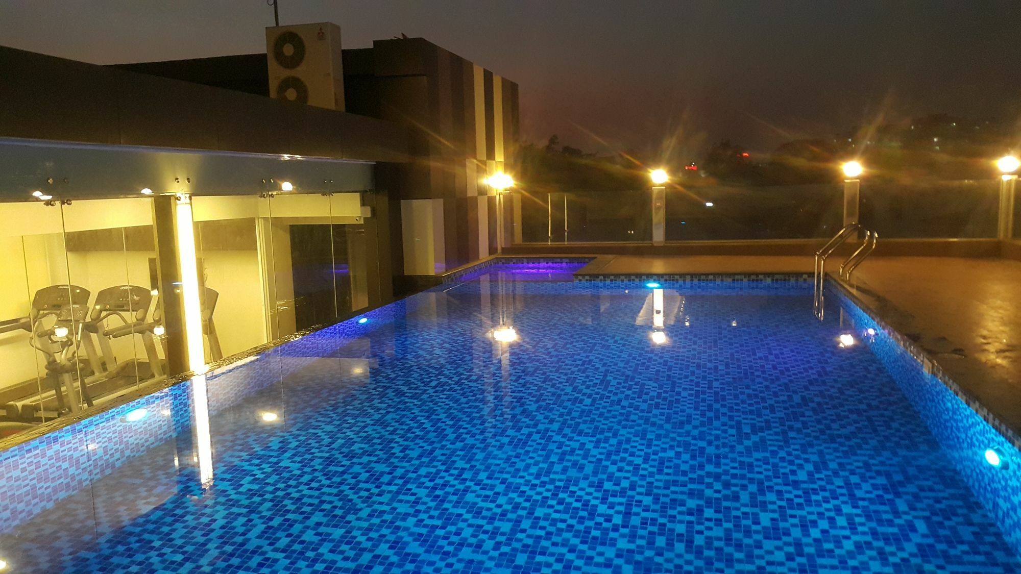 Clover Suites Royal Lake Rangun Zewnętrze zdjęcie