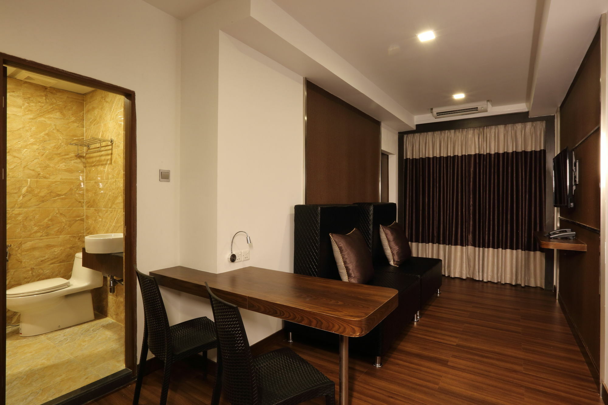 Clover Suites Royal Lake Rangun Zewnętrze zdjęcie